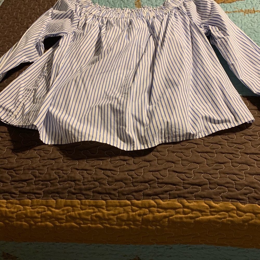 Cute GAP off the shoulder top